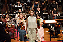 第二部でナレーションを担当された元宝塚歌劇団月組 貴千 碧さん。曲は、久石 譲 作曲の「オーケストラストーリーズ となりのトトロ」です。
